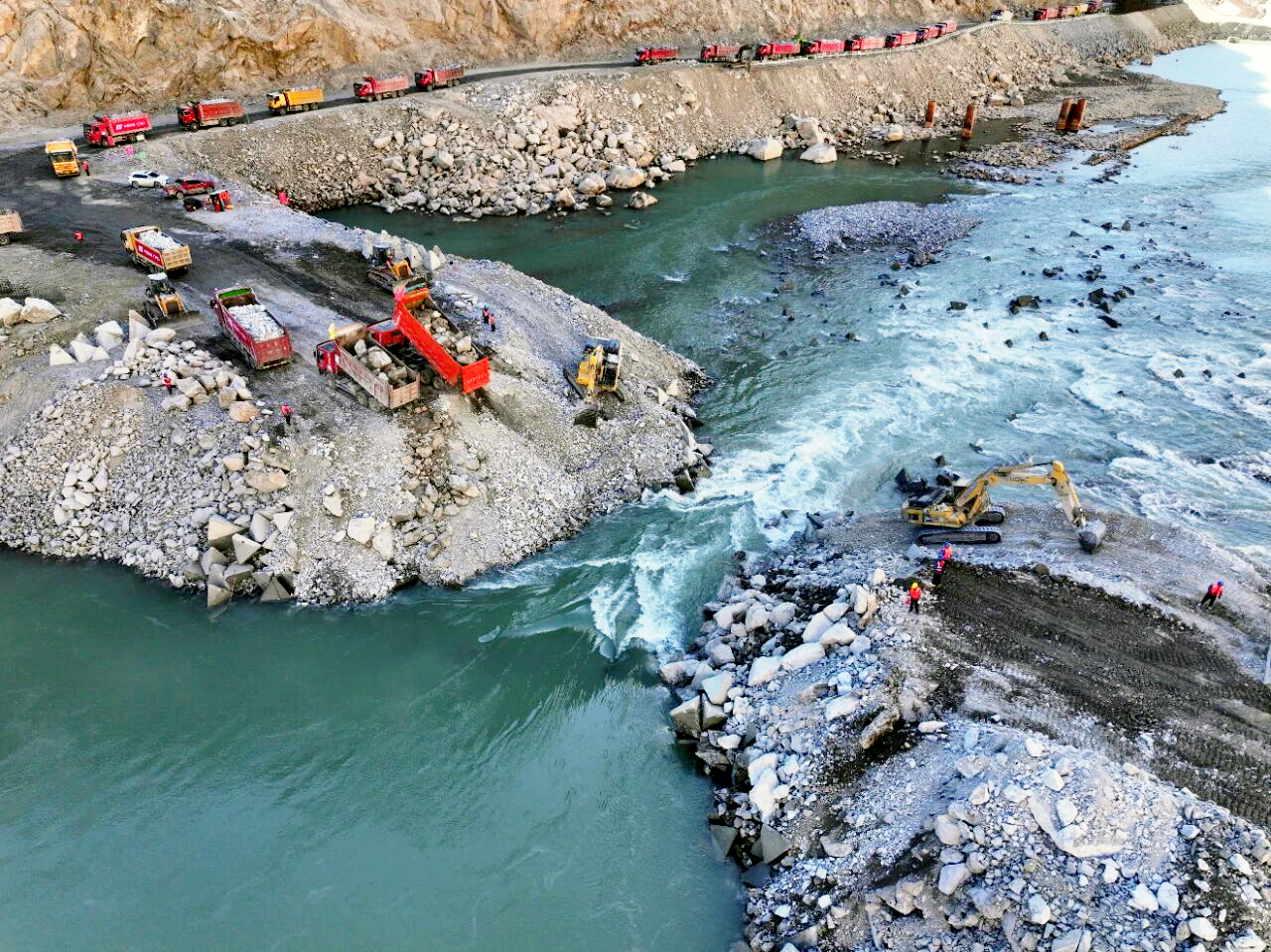 華電金上昌波水電站成功實現(xiàn)大江截流